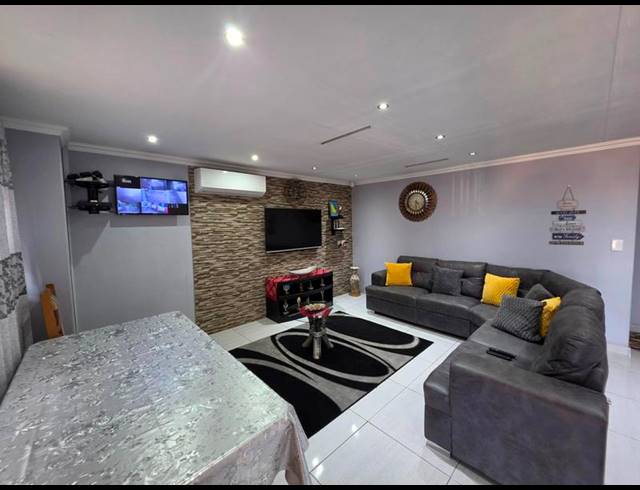 3 BEDROOM HOUSE FOR SALE IN TRENANCE PARK